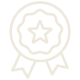 Icône d'une médaille ou badge circulaire avec une étoile centrale et des rubans, symbolisant qualité ou récompense.